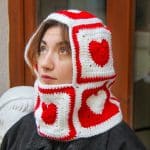 Kırmızı Kalpli Örgü Balaklava – El Yapımı Kışlık Tasarım