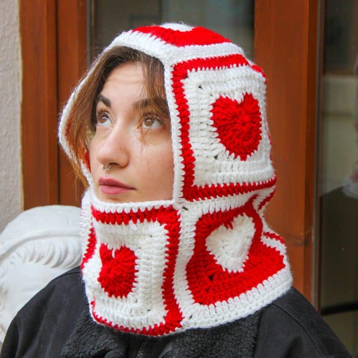 Cagoule tricotée en forme de cœur rouge – Design hivernal fait main