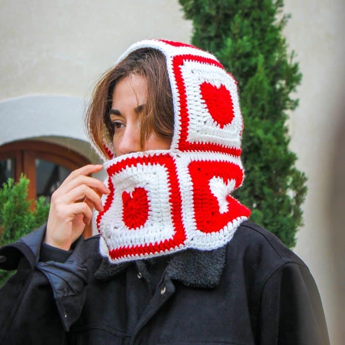 Kırmızı Kalpli Örgü Balaklava – El Yapımı Kışlık Tasarım – Image 6