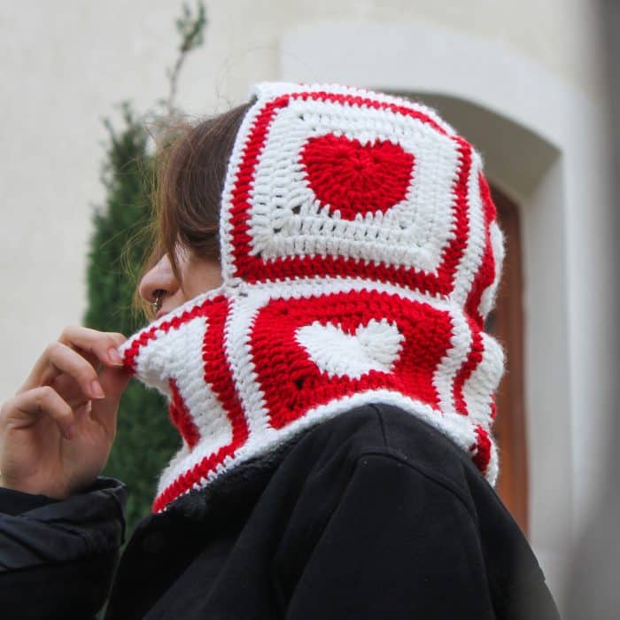 Kırmızı Kalpli Örgü Balaklava – El Yapımı Kışlık Tasarım – Image 4