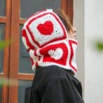 Kırmızı Kalpli Örgü Balaklava – El Yapımı Kışlık Tasarım – Image 5