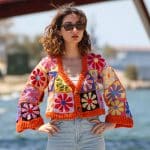 3D Çiçekli Motif Hırka, Kadın Model Elleri Belinde Hafif Rüzgarda Güneşli Bir Gün