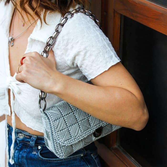 Mini Kanvas Çanta – Zincir Askılı ve Şık - Görsel 4