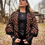 Plüschige handgestrickte Strickjacke – geometrisch, weich und bequem