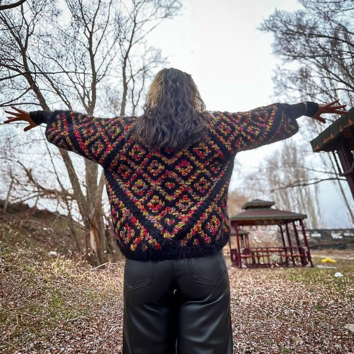 Peluş El Örgüsü  Hırka – Geometrik, Yumuşak ve Rahat – Bild 4