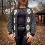 Gri Beyaz Kare Desenli El Örgüsü Hırka – Zarif ve Sıcak