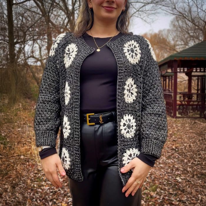 Кардиган ручной вязки с серо-белым квадратным узором – элегантный и теплый