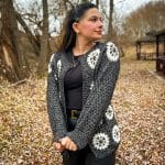 Gri Beyaz Kare Desenli El Örgüsü Hırka – Zarif ve Sıcak — изображение 2