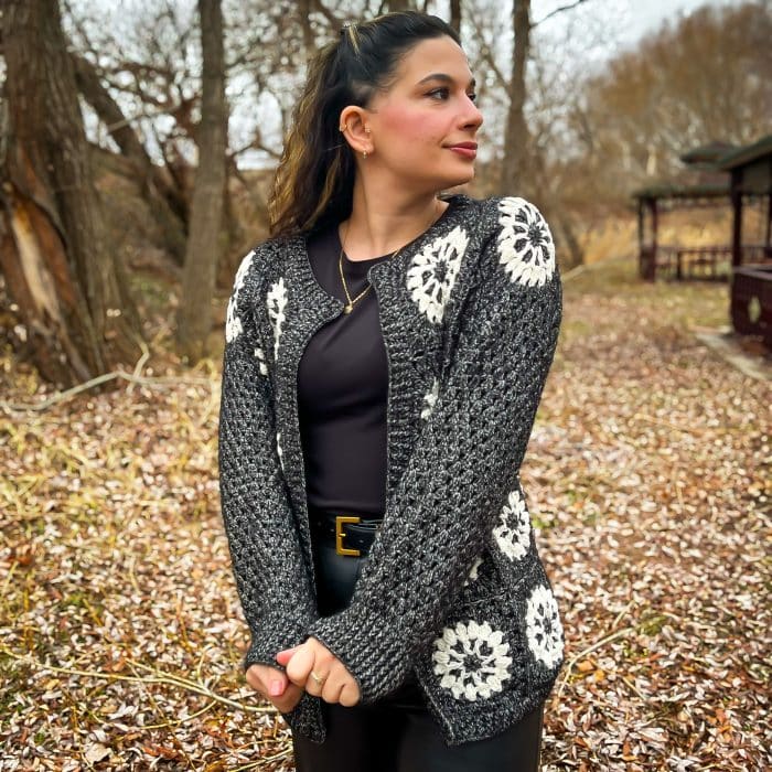 Gri Beyaz Kare Desenli El Örgüsü Hırka – Zarif ve Sıcak — изображение 2