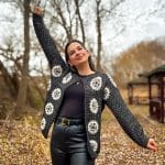 Gri Beyaz Kare Desenli El Örgüsü Hırka – Zarif ve Sıcak — изображение 3