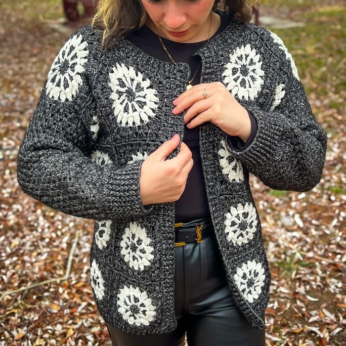 Gri Beyaz Kare Desenli El Örgüsü Hırka – Zarif ve Sıcak — изображение 4