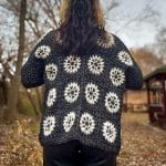 Gri Beyaz Kare Desenli El Örgüsü Hırka – Zarif ve Sıcak — изображение 6