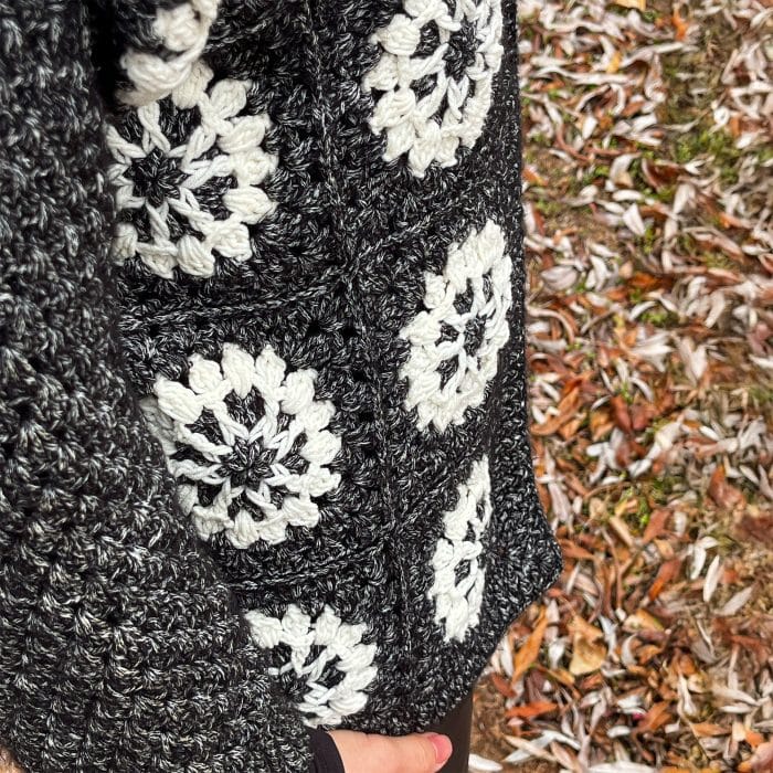 Gri Beyaz Kare Desenli El Örgüsü Hırka – Zarif ve Sıcak — изображение 7