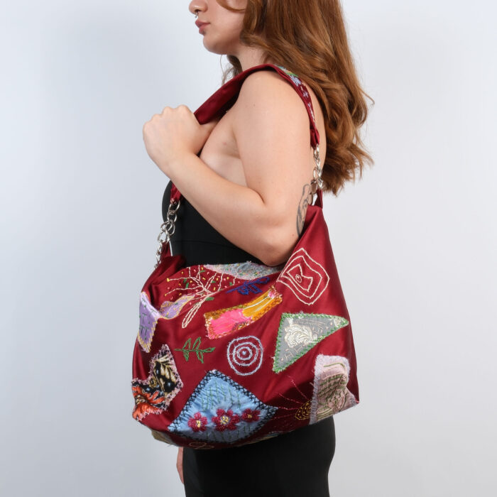 Bordo El Yapımı Omuz Çantası – Zincir Askılı, Saten Astarlı, Eşsiz Tasarım - Görsel 3