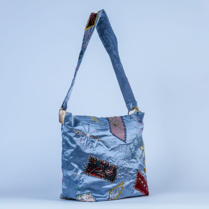 İleri Dönüşüm Mavi Saten Omuz Çantası – %100 Artık Kumaşlardan — изображение 3
