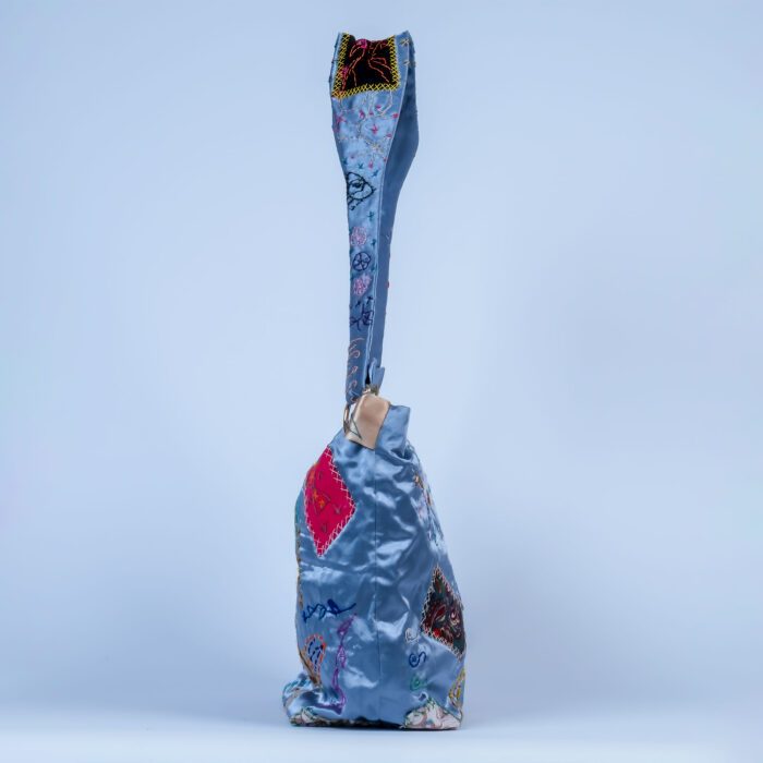 İleri Dönüşüm Mavi Saten Omuz Çantası – %100 Artık Kumaşlardan — изображение 4