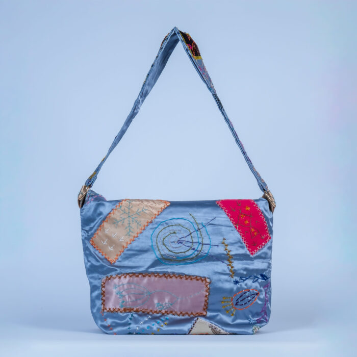 İleri Dönüşüm Mavi Saten Omuz Çantası – %100 Artık Kumaşlardan — изображение 5
