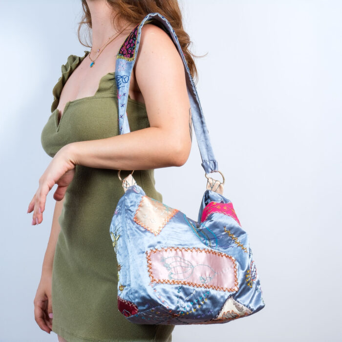 İleri Dönüşüm Mavi Saten Omuz Çantası – %100 Artık Kumaşlardan — изображение 6